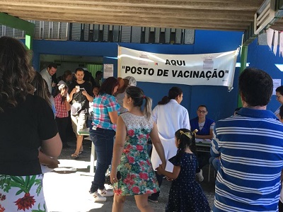 #PraCegoVer: Munícipes são vacinados no Dia D contra o Sarampo, realizado no dia 29 de junho.